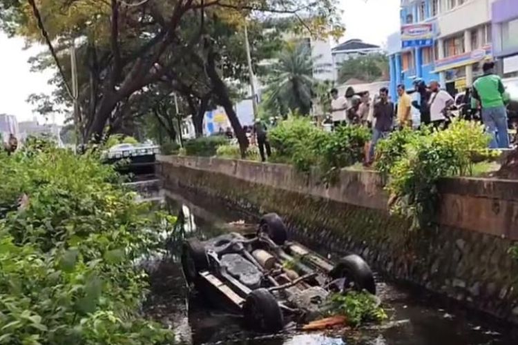 Mobil Fortuner mengalami kecelakaan tunggal dan tercebur ke aliran kali di kawasan Kelapa Gading, Jakarta Utara, Jumat (6/5/2022).