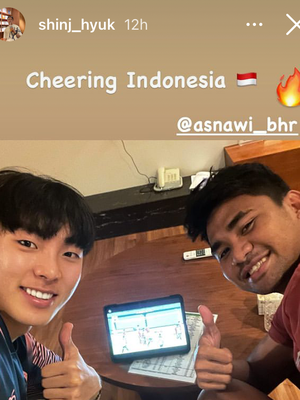 Putra Shin Tae-yong, Shin Jae-hyuk, menyaksikan laga timnas Indonesia vs Timor Leste bersama rekan setimnya di Ansan Greeners, Asnawi Mangkualam.