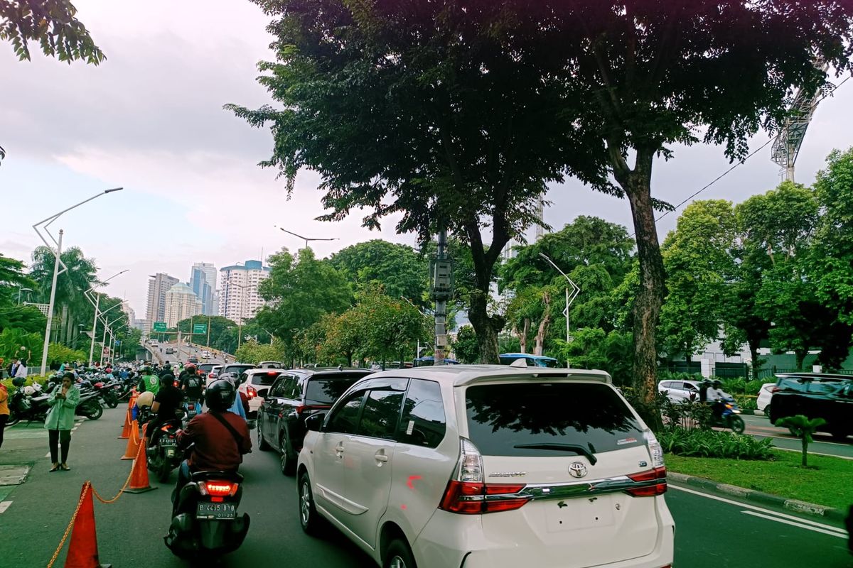 Sepanjang Jalan Gelora Bung Karno (GBK) Pintu Barat di Kelurahan Senayan, Kecamatan Tanah Abang, Jakarta Pusat, mengalami kemacetan total per 17.36 WIB, Minggu (19/2/2023).