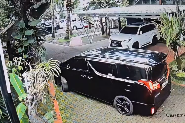 Penampakan mobil Toyota Alphard yang dikemudikan Brigadir RAT sebelum mengakhiri hidupnya dengan cara menembakkan pistol ke arah kepala di Jalan Mampang Prapatan Raya, Jakarta Selatan, Kamis (25/4/2024).