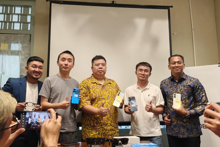 Country Sales Meizu Indonesia, Floy Yang (kedua dari kanan) dan Damon, Meizu Shoutheast Asia Aftersales Manager (kedua dari kiri), saat memperkenalkan Meizu Mblu 21 dalam acara media gathering yang dilaksanakan di kawasan Menteng, Jakarta, Rabu (28/5/2025).