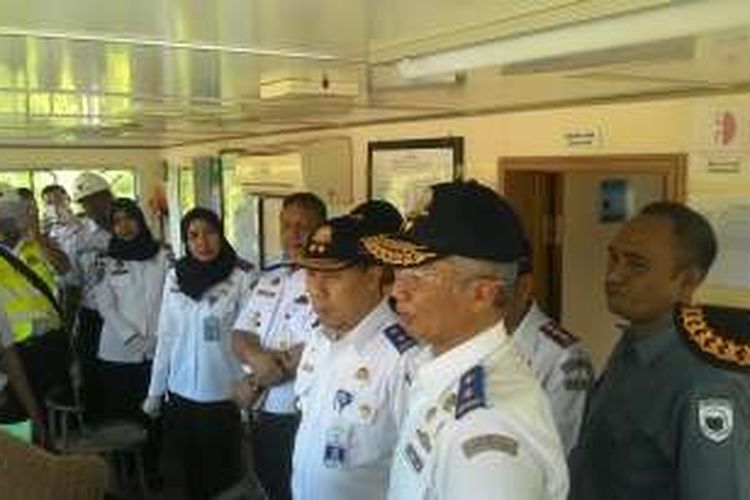 Sekretaris Jenderal (Sekjen) Kemenhub Sugiharjo dan Direktur Jenderal (Dirjen) Perhubungan Laut Kemenhub Toni Budiono turun langsung ke dua pelabuhan di Balikpapan, Minggu (26/6/2016).