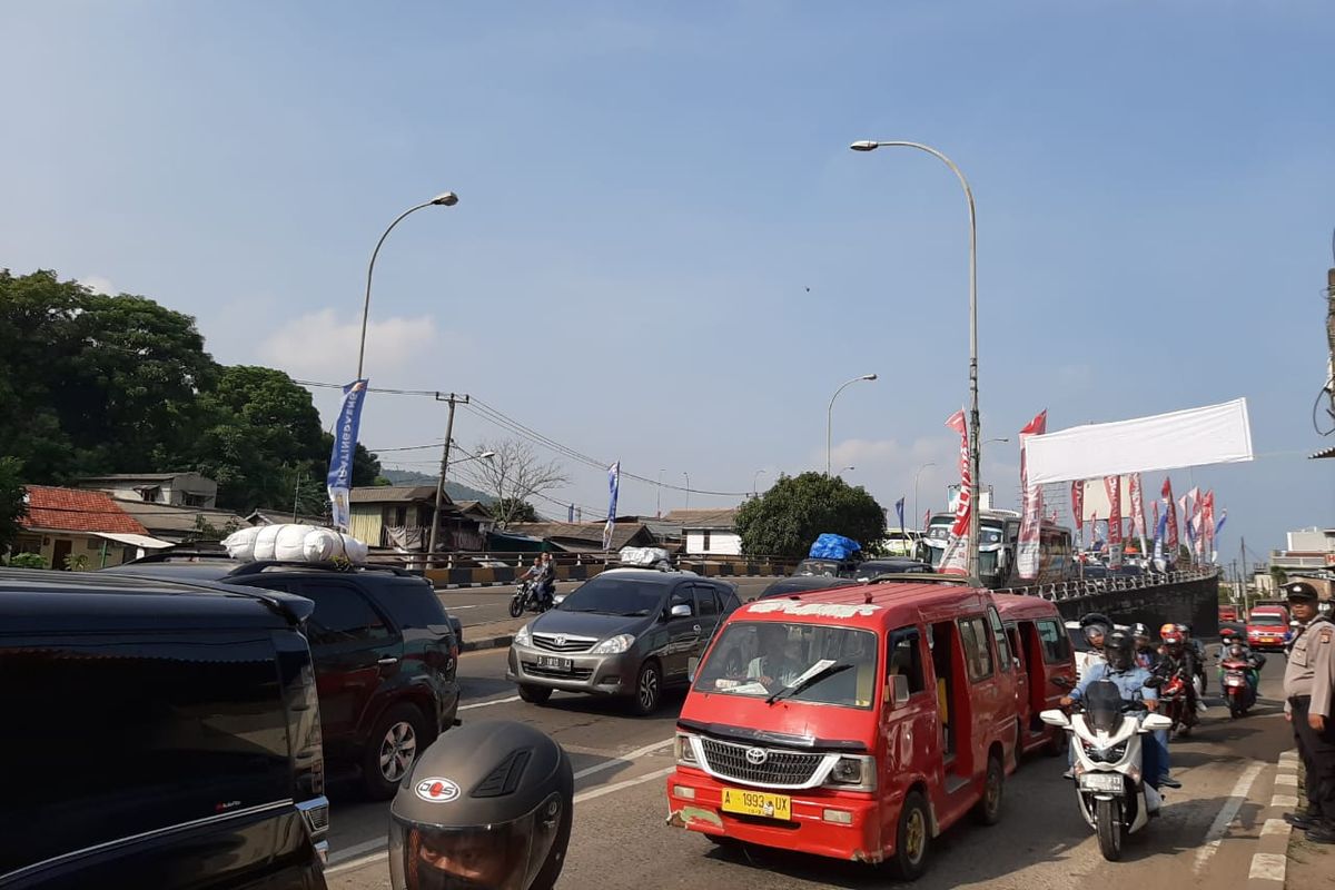 Antrian kendaraan terpantau di Exit Tol Merak menuju Pelabuhan Merak. 