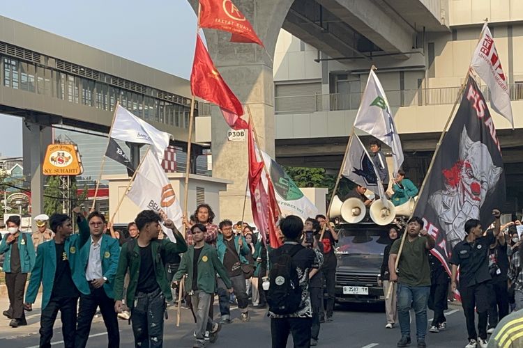 Mahasiswa UNJ Demo 2 Tahun Prabowo-Gibran Long March ke Jalan Pemuda Jaktim, Lalin Macet