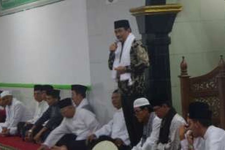 Wakil Gubernur DKI Jakarta Djarot Syaiful Hidayat berbuka puasa bersama dengan warga di Masjid Suluh Islam, Petojo Selatan, Rabu (15/6/2016). 