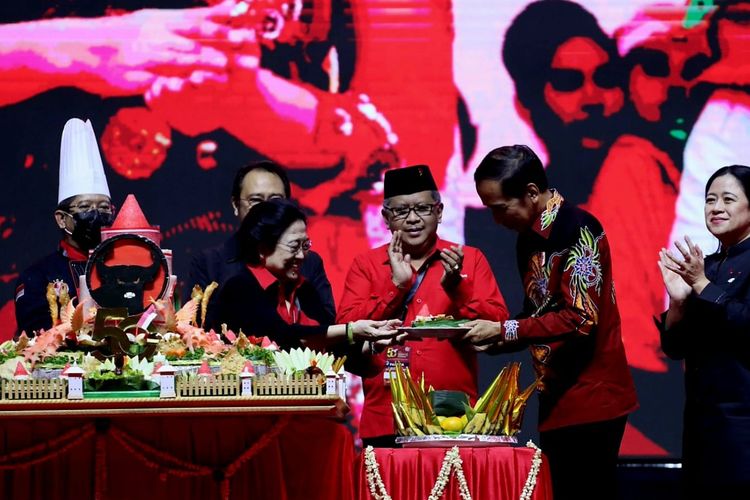 Momen Ketum PDIP Megawati Soekarnoputri menyerahkan potongan tumpeng pertama kepada Presiden Joko Widodo dalam acara peringatan hari ulang tahun (HUT) ke-50 PDI-P di JIExpo Kemayoran, Jakarta, Selasa (10/1/2023).