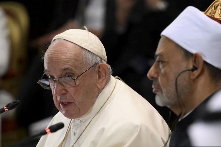 Paus Fransiskus (kiri) berdampingan dengan Imam Besar Masjid Al-Azhar, Sheikh Ahmed Al-Tayeb saat bertemu dengan jamaah Muslim Council of Elders, di Sakhir Royal Palace, Bahrain', 4 November 2022.