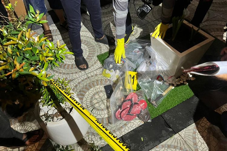 Polisi melakukan olah TKP kasus dugaan pembunuhan dan bunuh diri di Desa Bunutin, Kecamatan Bangli, Kabupaten Bangli, Provinsi Bali, Kamis (26/12/2024).