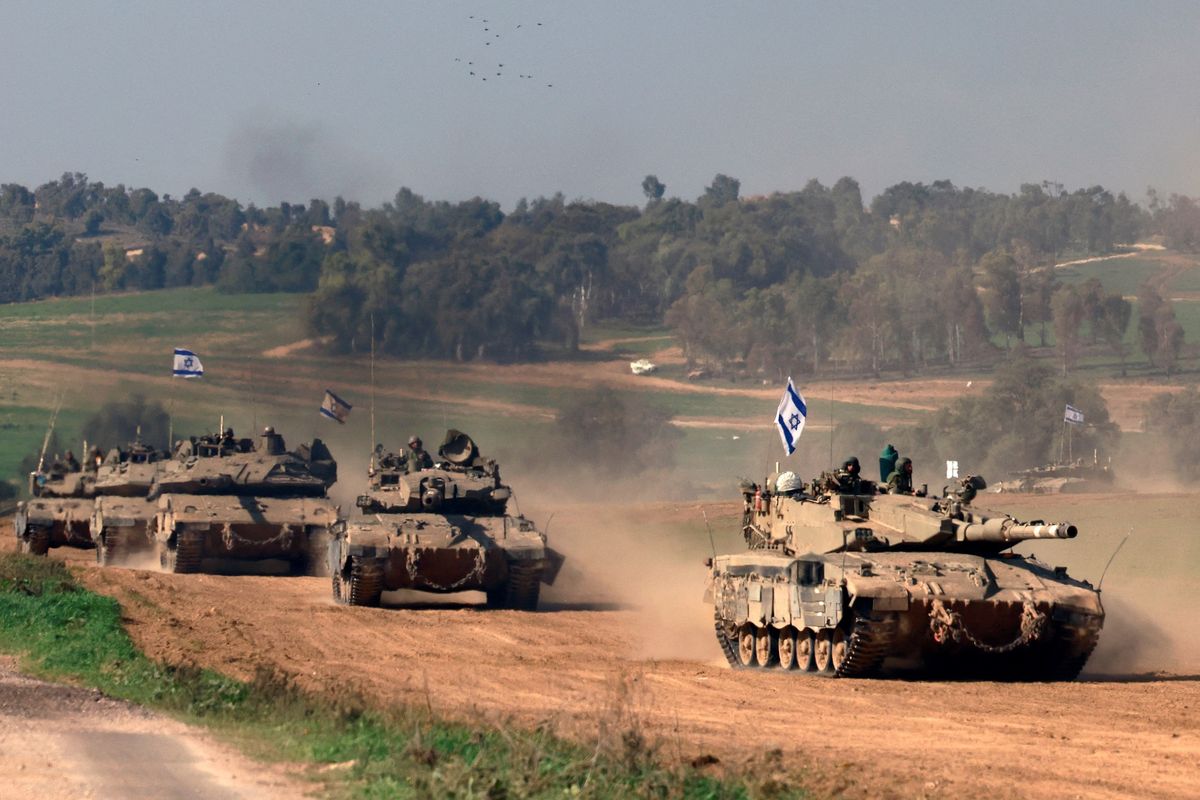 Tentara Israel menunggangi tank di dekat perbatasan Jalur Gaza, Palestina, pada 31 Desember 2023 saat perang Israel-Hamas.