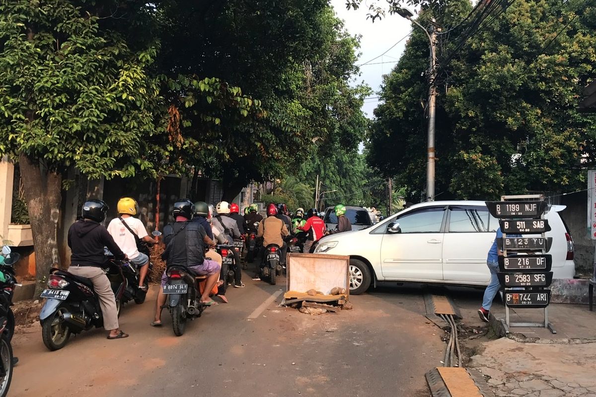 Lalu lintas di persimpangan Jalan Pelita - Kemang Selatan Raya 8, Kebayoran Baru, Jakarta Selatan tersendat akibat adanya pembangunan saluran air di Kelurahan Cipete Utara dan pengalihan lalu lintas pada Rabu (11/11/2020) sore. 