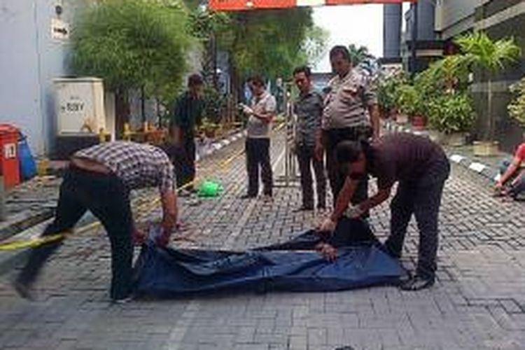 Aparat kepolisian mengangkat jenazah pria yang tewas usai terjun bebas dari lantai enam Tunjungan Plasa, Surabaya, Rabu (7/5/2014).