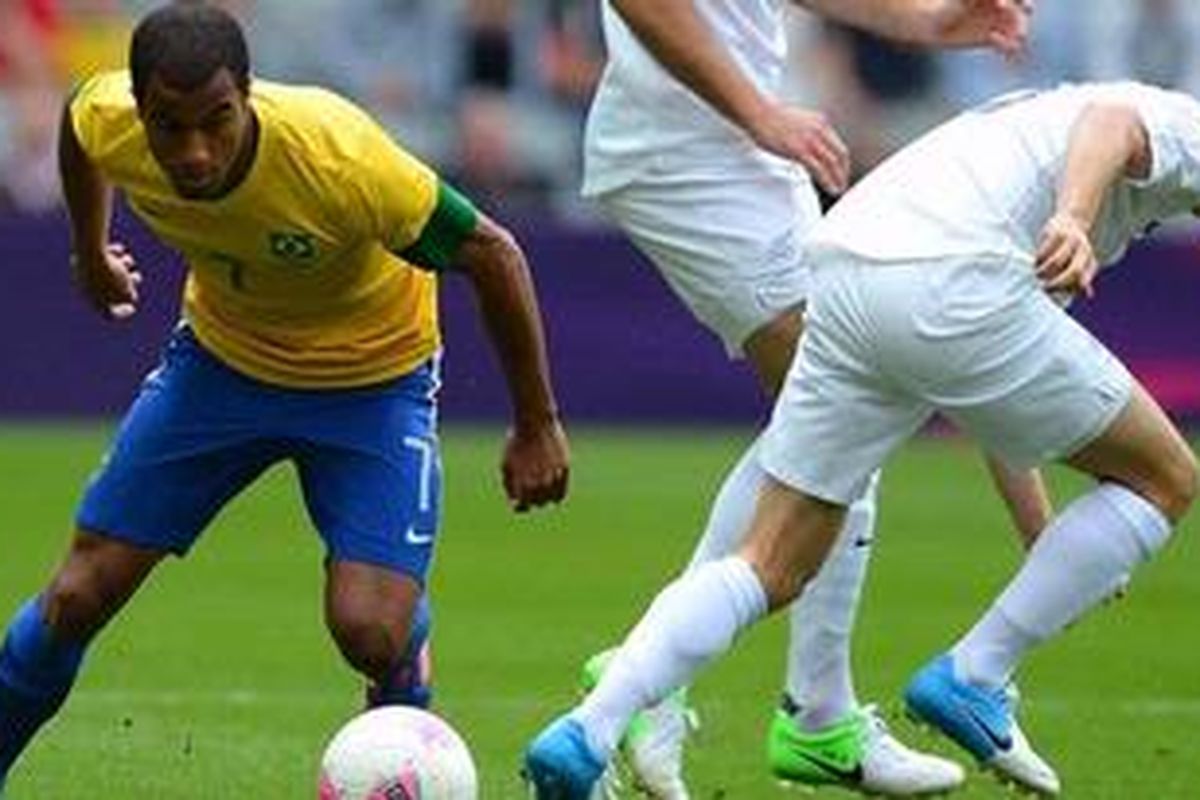 Gelandang serang Brasil, Lucas Moura (kiri), mengelabui gelandang Selandia Baru, Michael McGlinchey, dalam lanjutan penyisihan grup sepak bola Olimpiade London 2012 di Stadion St James Park, in Newcastle, Rabu (1/8/2012). 
