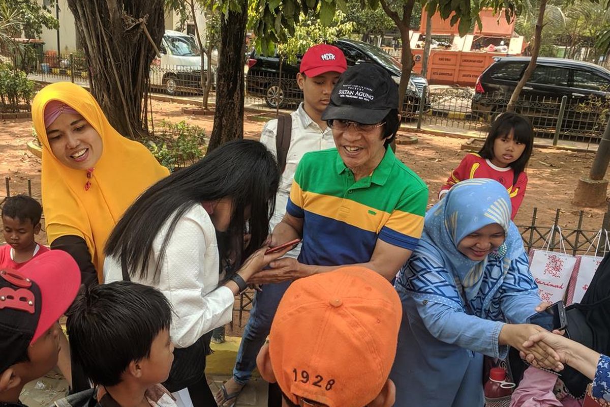 Ketua LPAI, Kak Seto dengan anak-anak Nelayan di Pantai Bahtera Jaya, Ancol, Pademangan Jakarta Utara, Minggu (28/7/2019)