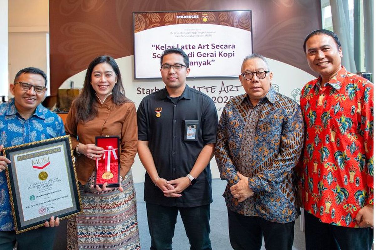 Pencatatan rekor MURI "Kelas Latte Art Serentak di Gerai Kopi Terbanyak di Indonesia" di Starbucks Kuningan City, Jakarta, Kamis (16/10/2025).