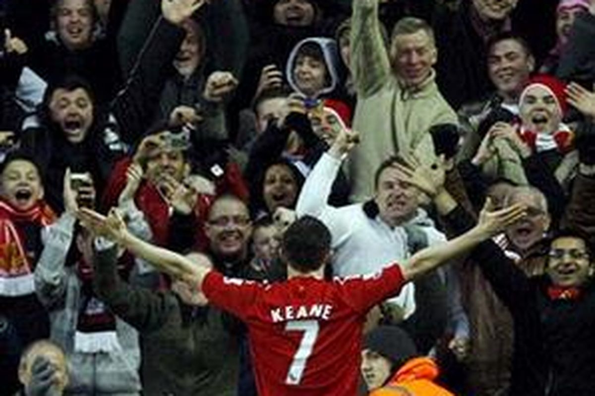 Robbie Keane merayakan golnya bersama suporter Liverpool.