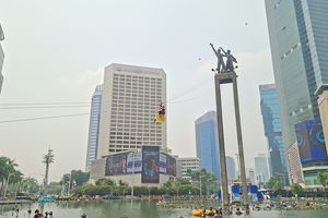 Aktivis Greenpeace yang Panjat Monumen Bundaran HI Turun Pakai Tali Sling, Dibawa ke Polda Metro