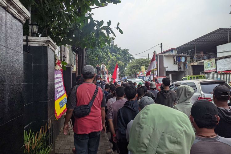 Sejumlah masa melakukan aksi demonstrasi di depan Pengadilan Negeri Jakarta Selatan menuntut hukuman berat para terdakwa kasus pembunuhan berencana Brigadir J, Kamis (12/1/2023).