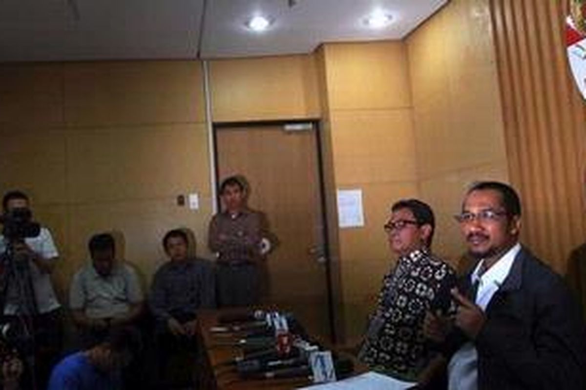 Ketua Komisi Pemberantasan Korupsi (KPK) Abraham Samad di dampingi juru bicara KPK Johan Budi (kiri), mengadakan jumpa pers di Kantor KPK, Jakarta, Rabu (21/11/2012). Abraham Samad dalam keterangannya meluruskan bahwa mantan Gubernur Bank Indonesia (BI) Boediono, yang kini Wakil Presiden RI, tidak kebal hukum terkait kasus dana talangan Rp 6,7 triliun di Bank Century.