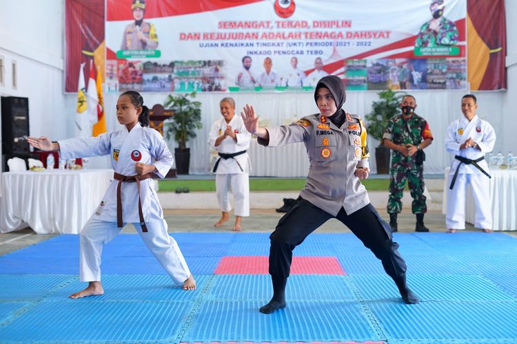 Kapolres Tebo, AKBP Fitria Mega  saat memperagakan gerakan karate kepada anak-anak yang ingin meniru dirinya yang sukses juara karate internasional Sea Games pada 1999 lalu