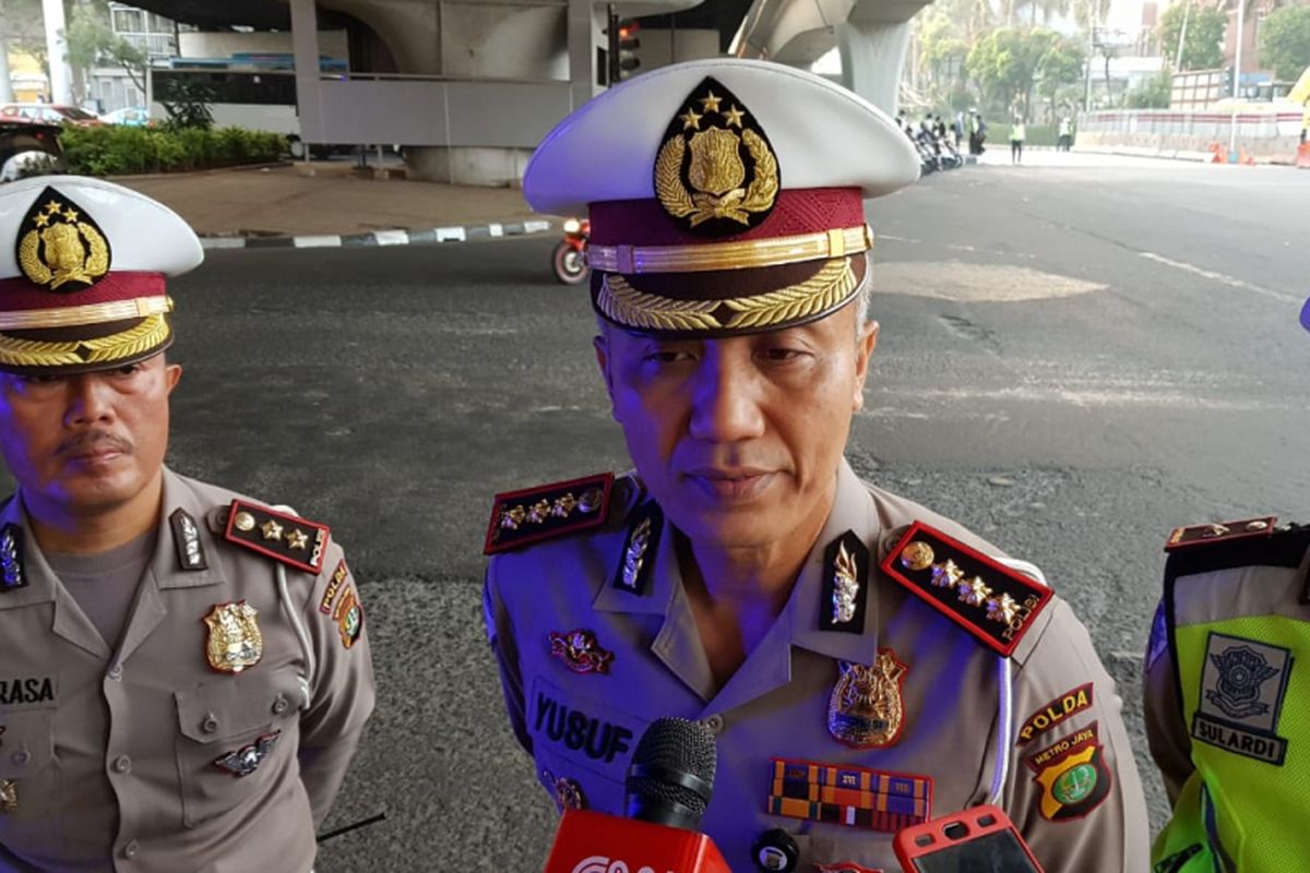 Dirlantas Polda Metro Jaya Kombes Pol Yusuf mulai lakukan teguran ke pelanggar ganjil henap di Simpamg Pancoran, Rabu (18/7/2018)