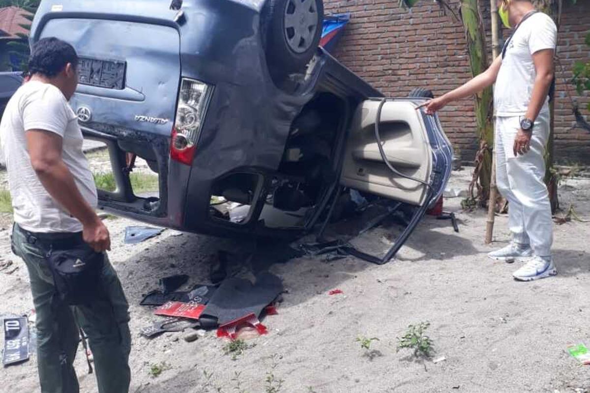 Satu unit mobil milik BNNK Deli Serdang digulingkan dan dirusak oleh sejumlah massa saat penggrebekan di sebuah rumah di Desa Rugemuk, Kecamatan Pantai Labu, Deli Serdang, pada Rabu (5/8/2020) siang. Seorang DPO yang sebelumnya ditangkap petugas BNNK Deli Serdang berhasil kabur. Begitupun, petugas BNNK Deli Serdang juga sempat dipukuli dan mengalami luka-luka.