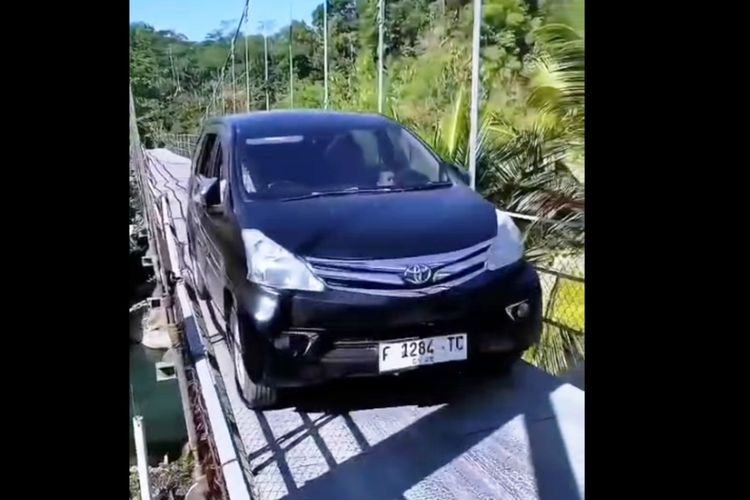 Minibus Nekat Melintasi Jembatan Gantung di Cianjur, Dedi Mulyadi Sentil Bupati