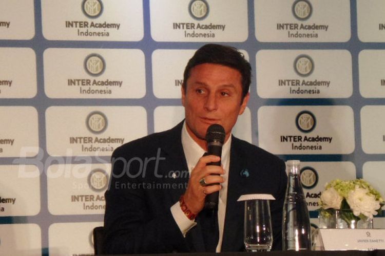 Wakil Presiden Inter Milan, Javier Zanetti, berbicara soal Inter Academy Indonesia dalam konferensi pers di Fairmont Hotel, Jakarta, Rabu (14/2/2018). Terkini, Javier Zanetti sempat dilarang masuk ke dalam ruangan undian 16 besar Liga Champions 2023-2024.