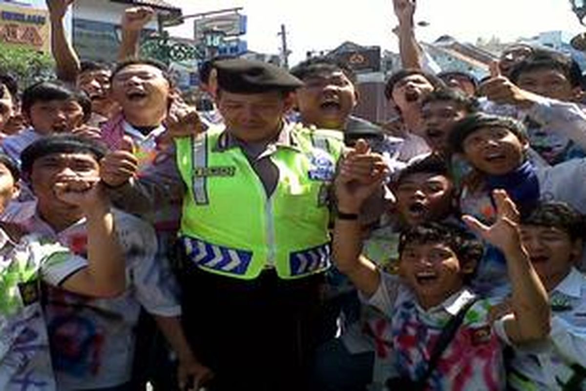 Siswa-Siswi Yogyakarta menggelar aksi corat-coret untuk meluapkan kegembiraan lulus sekolah, Sabtu (26/5/2012).