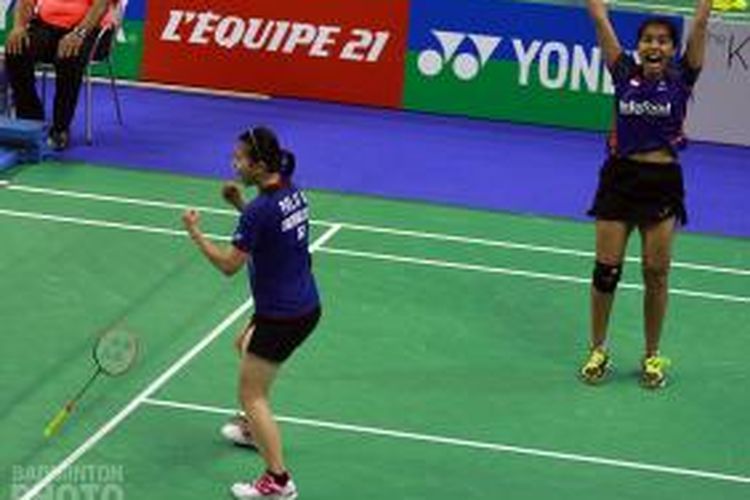 Ganda putri Indonesia, Nitya Krishinda Maheswari (kanan)/Greysia Polii mengekspresikan kemenangan mereka atas ganda China, Wang Xiaoli/Yu Yang, pada babak perempat final Yonex French Open Superseries 2013, Jumat (25/10/2013).
