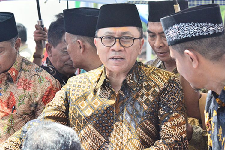 Ketua MPR Zulkifli Hasan tengah melakukan peletakan batu pertama pembangunan Sekolah Menengah Pertama Muhammadiyah di Desa Orong Bawa, Sumbawa, NTB, Senin (10/7) siang (KOMPAS.COM/DYLAN APRIALDO RACHMAN) 