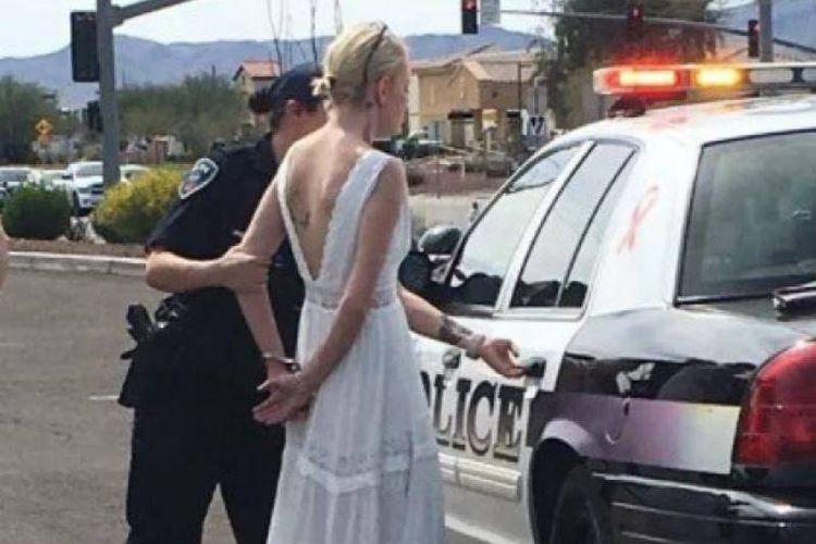 Amber Young yang sudah mengenakan gaun pengantin ditangkap karena mengemudi dalam kondisi mabuk.