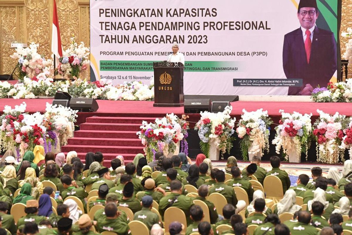 Menteri Desa, Pembangunan Daerah Tertinggal, dan Transmigrasi Abdul Halim Iskandar didampingi Istri Lilik Umi Nasriyah Kepala BPSDM Luthfiyah Nurlaela memberikan arahan dalam Peningkatan Kapasitas Tenaga Pendamping Profesional Tahun Anggaran 2023 P3MD di Graha Unesa Surabaya, Jawa Timur, Minggu(12/11/2023).
