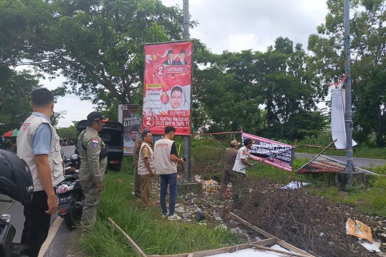 Bawaslu Kabupaten Bangkalan, Jawa Timur menerbitkan spanduk berisi tulisan provokatif di akses jembatan Suramadu. Ada 24 spanduk yang tersebar di 4 kecamatan di Bangkalan yang ditertibkan.