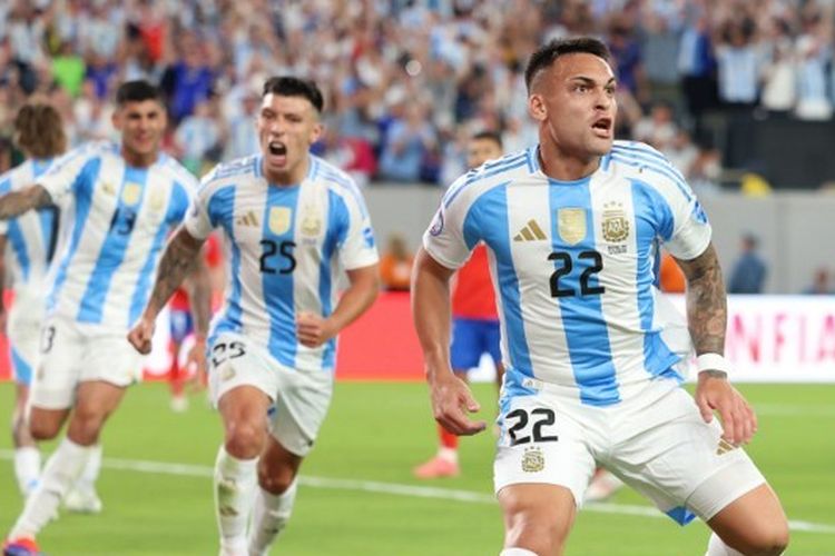 Penyerang Argentina, Lautaro Martinez, berselebrasi seusai mengemas gol dalam fase Grup A Copa America 2024 antara Chile vs Argentina di Stadion MetLife pada 25 Juni 2024. Artikel ini berisi link live streaming Argentina vs Ekuador.