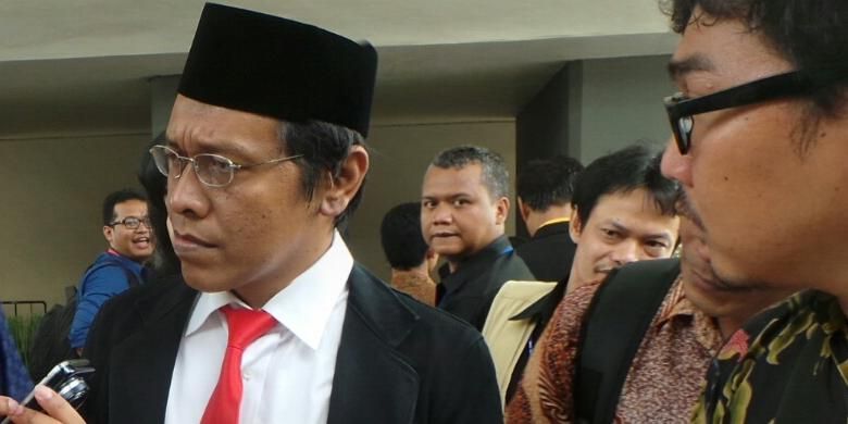 Anggota DPR terpilih Adian Napitupulu (tengah) melayani wawancara dengan wartawan jelang pelantikan anggota DPR RI di Gedung Parlemen, Jakarta, Rabu (1/10/2014).