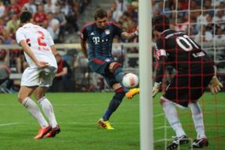 Bomber Bayern Muenchen, Mario Mandzukic, mencetak gol saat melawan Sao Paulo pada turnamen Audi Cup 2013 di Allianz Arena, Rabu atau Kamis (1/8/2013) dini hari WIB.  
