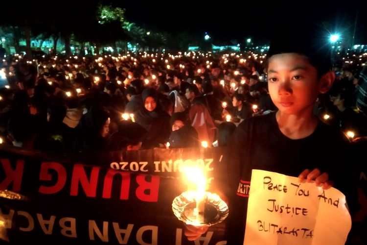 Ribuan warga Blitar menghadiri doa bersama untuk korban Tragedi Kanjuruhan di Alun-alun Kota Blitar, Jumat (7/10/2022) malam.