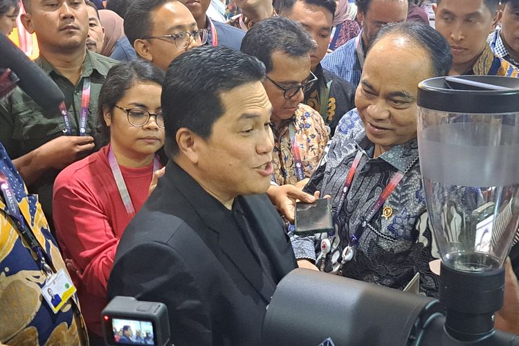 Menteri BUMN Erick Thohir mendatangi Media Center Konferensi Tingkat Tinggi (KTT) ke-43 ASEAN di Jakarta Convention Center, Kamis (7/9/2023).