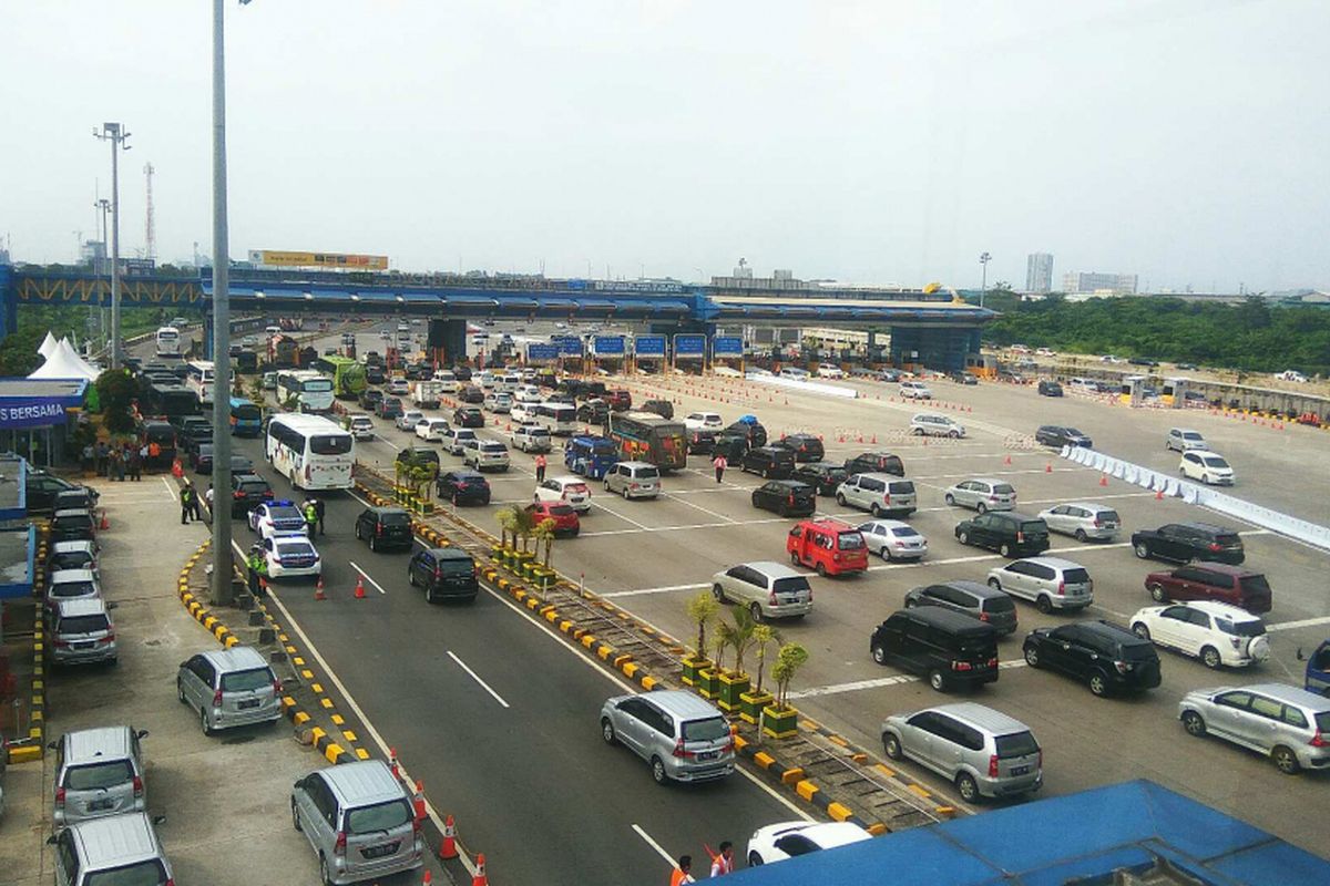 Gerbang Tol Cikarang Utama menjelang puncak arus balik, Jumat (30/6/2017).