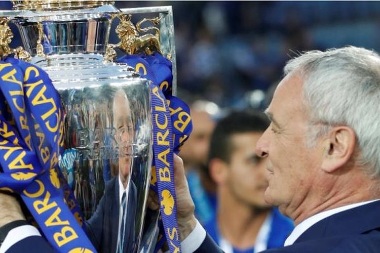 Manajer Leicester City, Claudio Ranieri, menatap trofi Premier League setelah partai kontra Everton di Stadion King Power, Sabtu (7/5/2016).