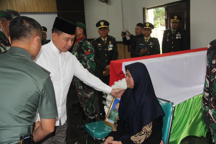 Panglima TNI Beri Penghormatan Prajurit yang Gugur akibat Ledakan Amunisi di Garut