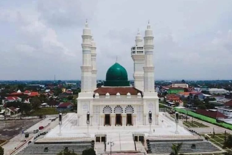Masjid Agung Madaniyah merupakan salah satu wisata religi di Karanganyar Jawa Tengah 
