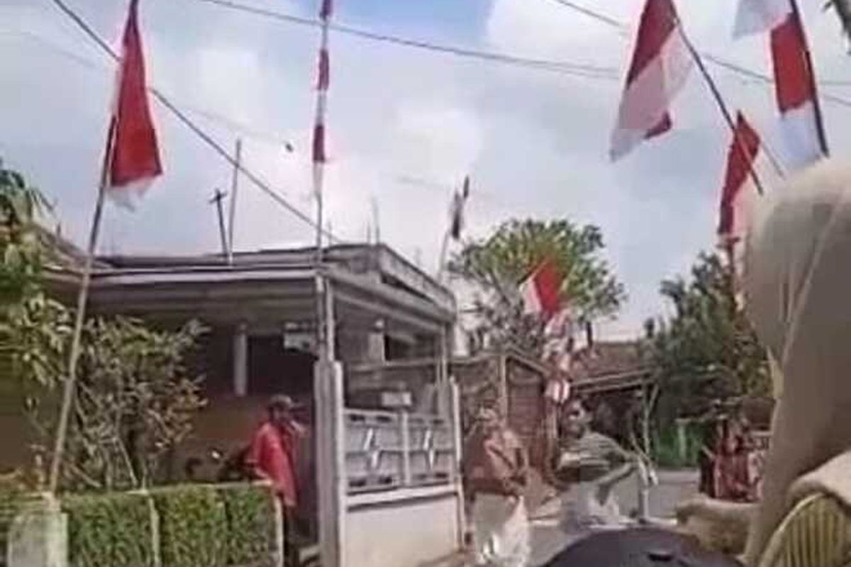 Seorang ibu muda asal Tasikmalaya meninggal dunia saat mengikuti lomba balap karung perayaan HUT Kemerdekaan RI di kampung Gunung Bubut Kelurahan Cipawitra Kecamatan Mangkubumi Kota Tasikmalaya, Jawa Barat pada Rabu (17/8/2022).