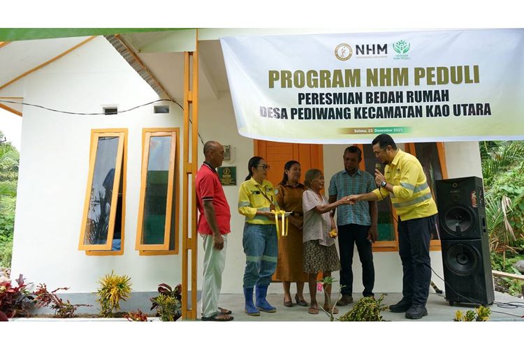NHM Peduli menyerahkan kunci rumah layak huni kepada Yuli Meki (69) di Desa Pediwang, Halmahera Utara. 