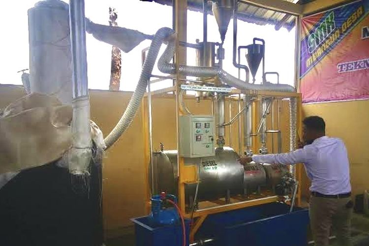 Sekolah Mengenah Kejuruan (SMK) Satya Praja 2 Petarukan, Kabupaten Pemalang, Jawa Tengah, berhasil mengembangkan mesin pengolah sampah plastik menjadi bahan bakar minyak (BBM).