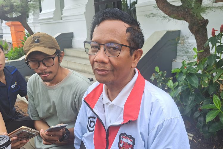 Calon wakil presiden nomor urut 3 Mahfud MD saat ditemui di kawasan Pasar Baru, Jakarta, Jumat (8/3/2024).