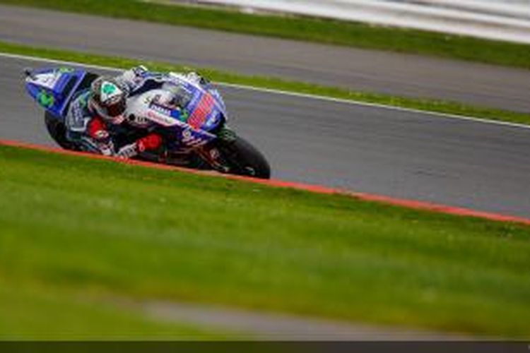 Pebalap Movistar Yamaha asal Spanyol, Jorge Lorenzo, menikung di Sirkuit Silverstone pada sesi latihan bebas pertama GP Inggris, Jumat (29/8/2014).