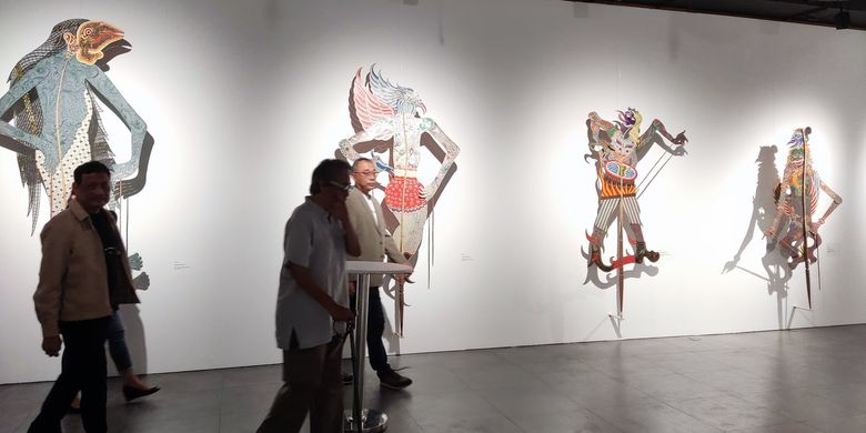 Para pengunjung melintasi karya-karya Nasirun bertemakan Wayang Burung dalam pameran Bentang Bontang - Seni Memanusiakan Industri, 2-10 Desember 2022.