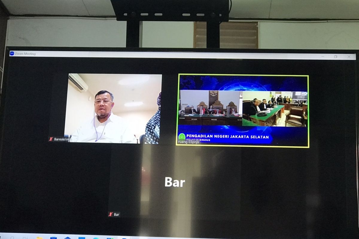 Mantan Presiden Yayasan Aksi Cepat Tanggap (ACT) Ahyudin menghadiri sidang perdana secara online dalam persidangan yang digelar di Pengadilan Negeri (PN) Jakarta Selatan. Ahyudin merupakan terdakwa kasus menggelapkan dana bantuan untuk keluarga korban kecelakaan Pesawat Lion Air Boeing 737 Max 8 nomor penerbangan JT 610.