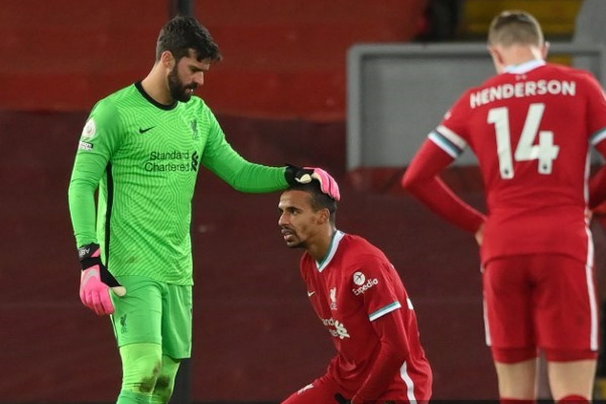 Bek Liverpool, Joel Matip, tampak kesakitan saat tampil pada laga kontra West Bromwich Albion, Minggu (27/12/2020) malam WIB.